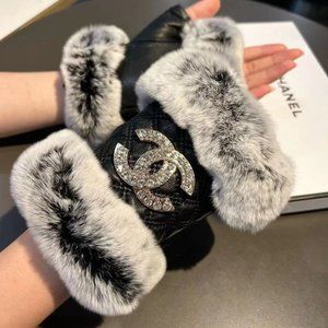 Chanel Autumn/Winter gloves